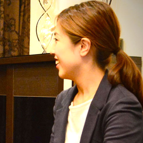 笑顔でお話されているお客様のお写真